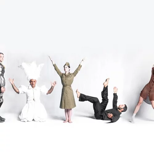 Χορός δίπλα στα αγάλματα 